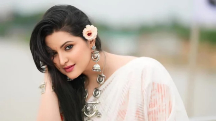নদীর বুকে ছেলেকে নিয়ে মোহমীয় পরীমণি নদীর বুকে ছেলেকে নিয়ে মোহমীয় পরীমণি