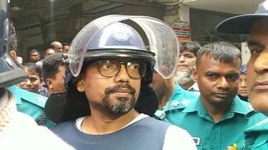 সেই রিকশাচালকের উদ্দেশে পলক বললেন, এক মুজিব লোকান্তরে, লক্ষ মুজিব ঘরে ঘরে