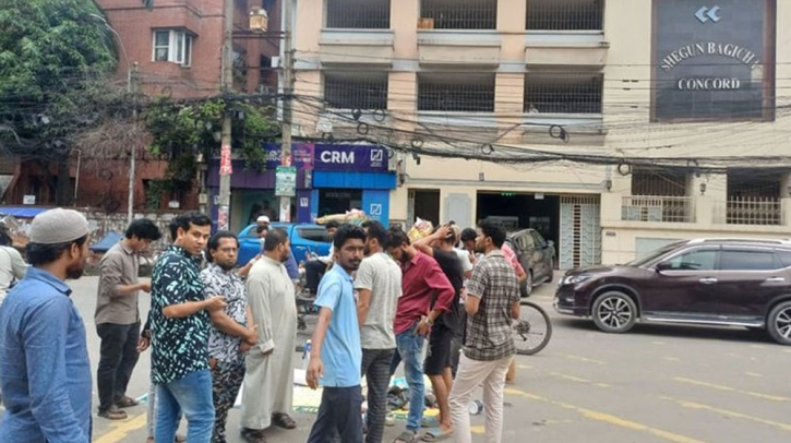 বিএনপি নেতা ফজলুর রহমানের গ্রেপ্তার দাবিতে বাসার সামনে অবস্থান বিএনপি নেতা ফজলুর রহমানের গ্রেপ্তার দাবিতে বাসার সামনে অবস্থান