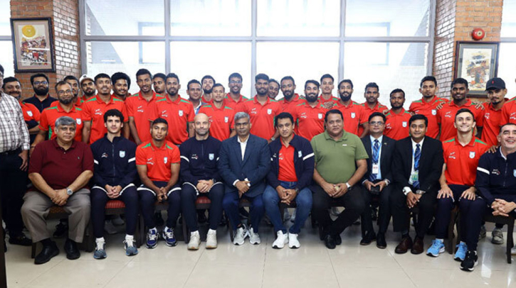 নেপাল থেকে বিশেষ বিমানে দেশে ফিরলেন ফুটবলাররা