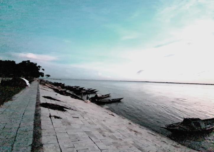 পদ্মা নদীর তীরে উর্বর সমভূমির বিশাল সোয়াথের উপরে প্রসারিত পদ্মা নদীর তীরে উর্বর সমভূমির বিশাল সোয়াথের উপরে প্রসারিত