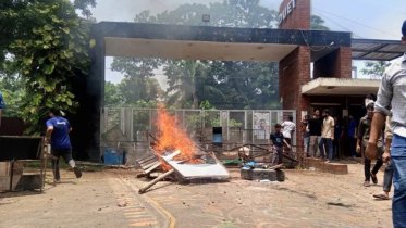 অভ্যন্তরীণ ভিসির দাবিতে আন্দোলনরত শিক্ষার্থীদের ওপর ছাত্রদলের হামলা, রণক্ষেত্র ক্যাম্পাস