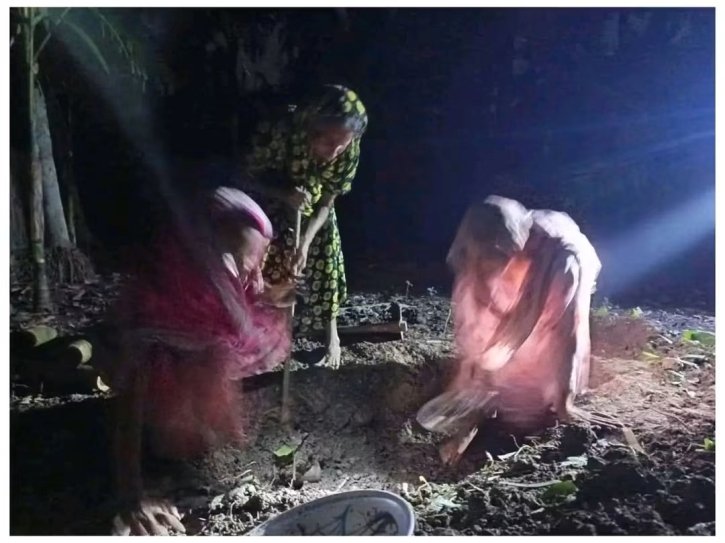 মোবাইলের আলোয় বাবার কবর খুঁড়লেন মেয়ে, পাশে দাঁড়ালেন না কেউ!