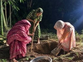 মোবাইলের আলোয় বাবার কবর খুঁড়লেন মেয়ে, পাশে দাঁড়ালেন না কেউ! মোবাইলের আলোয় বাবার কবর খুঁড়লেন মেয়ে, পাশে দাঁড়ালেন না কেউ!